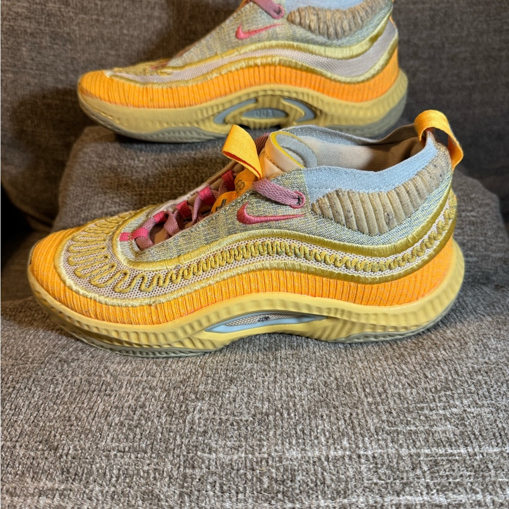 Nike Cosmic Unity 3 Pale Vanilla Yellow and Gray Sneakers size 8 - Picture 2 of 9
